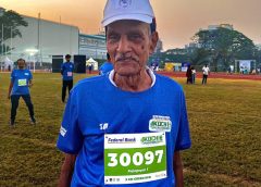 വാർദ്ധക്യത്തെ ഓടിത്തോൽപ്പിച്ച് രാജഗോപാൽ; കൊച്ചി മാരത്തോണിലെ വിസ്മയമായി ഈ 93-കാരൻ