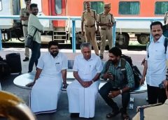 കരിമ്പൂച്ചകളും വാഹനവ്യൂഹവുമില്ല; വെറും സാധാരണക്കാരനെപ്പോലെ പിണറായി വിജയന്‍ കണ്ണൂര്‍ റയില്‍‌വേ സ്റ്റേഷനില്‍!