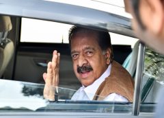 മുഖ്യമന്ത്രിയാകുമെന്ന പ്രതീക്ഷ കൈവിടാതെ രമേശ് ചെന്നിത്തല ഡല്‍ഹിക്ക് പറന്നു; എഐസിസി നേതൃത്വവുമായി ഇന്ന് കൂടിക്കാഴ്ച നടത്തും