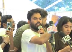 “ജനാധിപത്യം വിജയിച്ചു,”: ധർമ്മേന്ദ്ര പ്രധാന്‍ രാജി വെച്ച വിവരം അറിഞ്ഞതോടെ ജന്തർ മന്തറിൽ ആഘോഷം