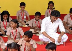 കുട്ടികൾക്ക് ഭക്ഷണം വിളമ്പി, ഒപ്പം ഇരുന്ന് കഴിച്ച് മുഖ്യമന്ത്രി വിജയ്; പ്രഭാതഭക്ഷണ പദ്ധതി വിപുലീകരിച്ച് തമിഴ്‌നാട് സര്‍ക്കാര്‍