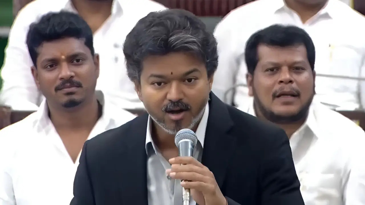 'സ്ത്രീകളെ അപമാനിക്കുന്നത് വെച്ചുപൊറുപ്പിക്കില്ല, മാന്യതയുടെ അതിരുകൾ ആരും ലംഘിക്കരുത്'; തൃഷ കേസിനെക്കുറിച്ച് ദളപതി വിജയ് നിയമസഭയിൽ ആക്രോശിച്ചു