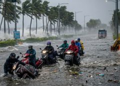 അർണാബ് ചുഴലിക്കാറ്റ് ആഞ്ഞടിക്കുന്നു; ആന്ധ്രാപ്രദേശിൽ വീടുകൾ തകർന്നു, ജനവാസ മേഖലകളിൽ വെള്ളം കയറി; മണിക്കൂറിൽ 150 കിലോമീറ്റർ വരെ വേഗത്തിൽ കാറ്റിന് സാധ്യത