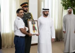 വൻ വിമാനദുരന്തം ഒഴിവാക്കി നൂറുകണക്കിന് യാത്രക്കാരുടെ ജീവൻ രക്ഷിച്ചു; ഇന്ത്യൻ വംശജനായ ഫ്ലൈദുബായ് ക്യാപ്റ്റൻ സ്മിത് മച്ചറിന് യുഎഇയുടെ പരമോന്നത ബഹുമതി സമ്മാനിച്ചു